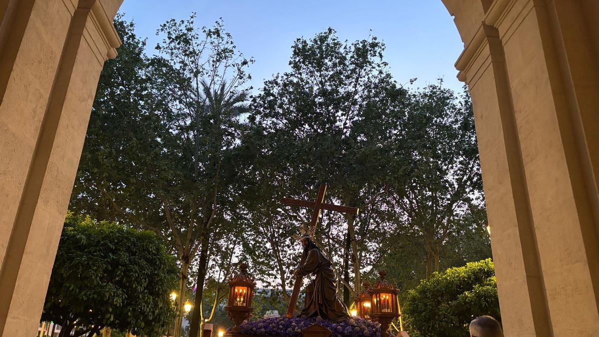 El Cristo de La Corona a su paso por el Ayuntamiento de Sevilla