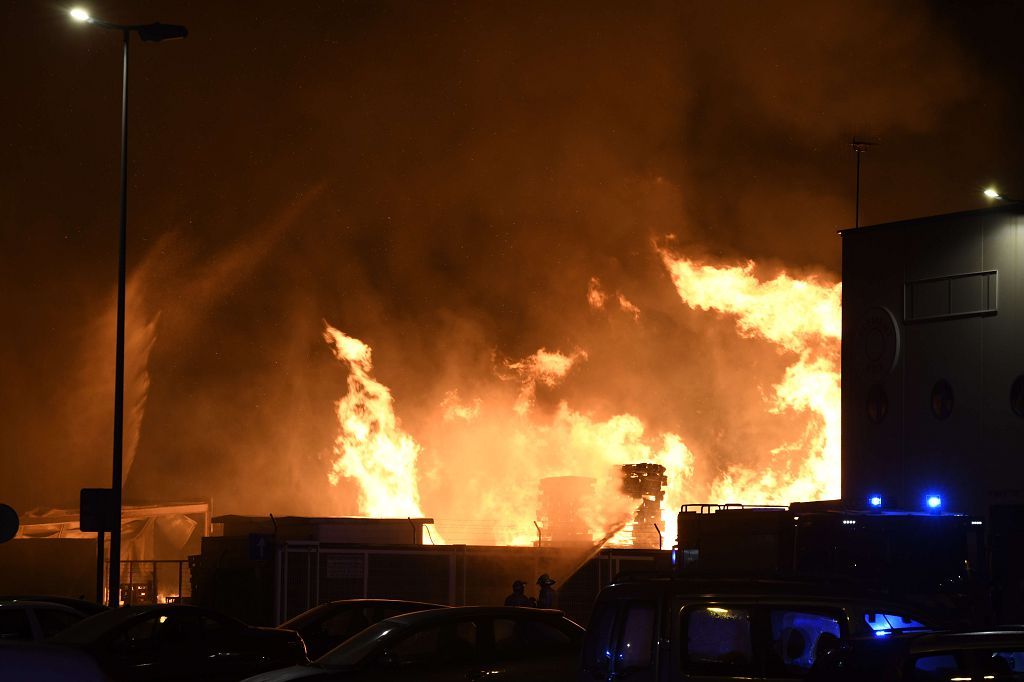 Estas son las imágenes que el aparatoso incendio de Puente Tocinos ha dejado este sábado