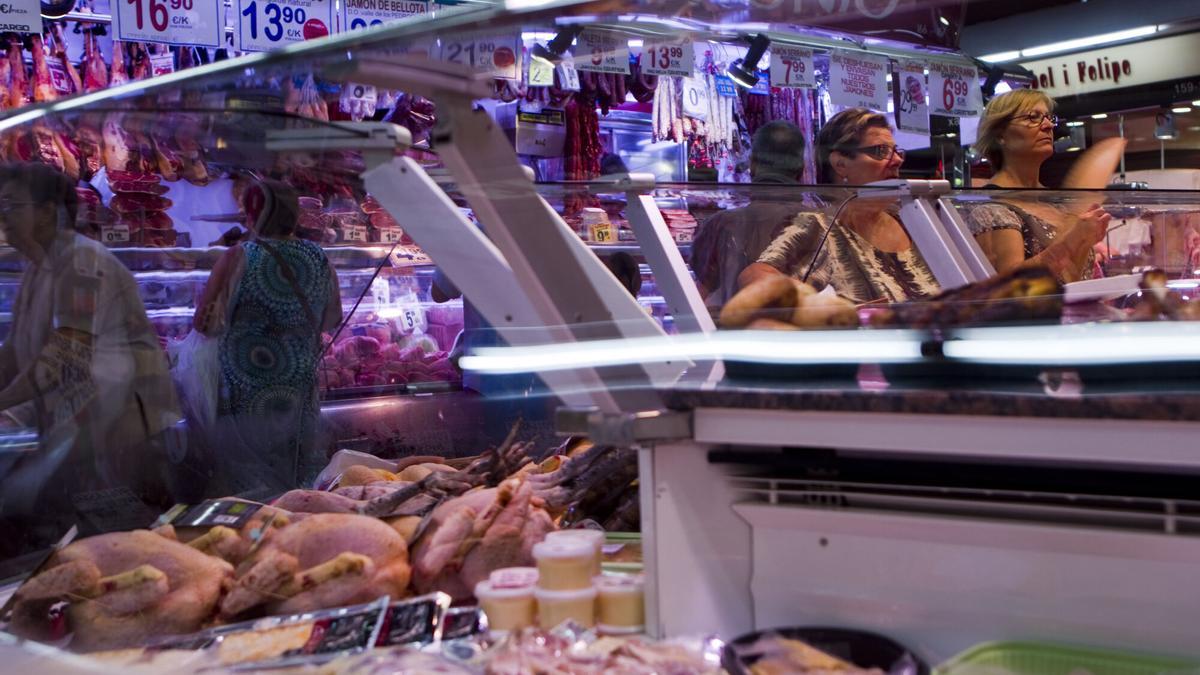 Puesto de pollos en el mercado municipal de Santa Caterina de Barcelona.