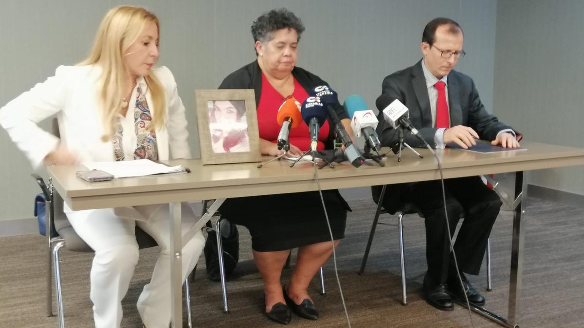 Rueda de prensa de Miriam Rodríguez, madre de Romina Celeste, tras la primera sesión del juicio.