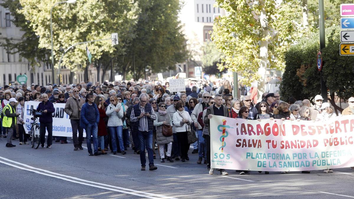 Multitudinaria manifestación en defensa de la sanidad pública en Zaragoza, el 9 de noviembre de 2025.