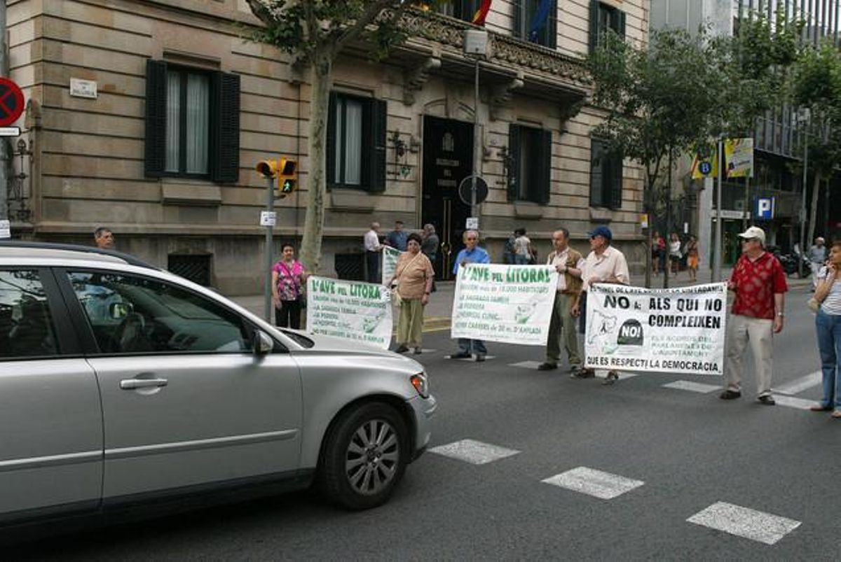 Veïns del barri de la Sagrada Família protesten contra la construcció del túnel de l’AVE davant de la seu de la Delegació del Govern a la cantonada de Mallorca amb Roger de Lluria, el juliol del 2008.