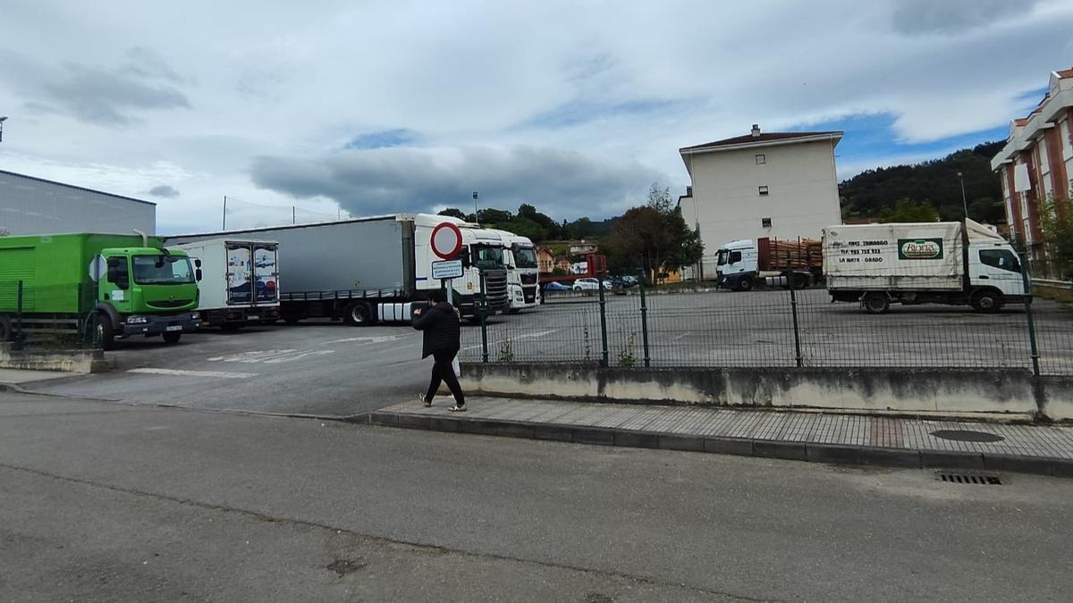 Espacio que el Ayuntamiento cederá para los futuros juzgados de Grado, actualmente usado como aparcamiento de camiones.