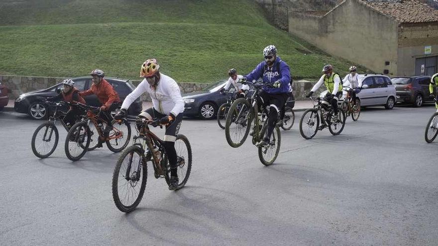 Algunos ciclistas tuvieron fuerzas en la cuesta final tras 36 kilómetros de recorrido.