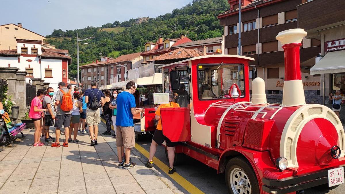 Turistas subiéndose al tren turístico en Cabañaquinta. | LNE