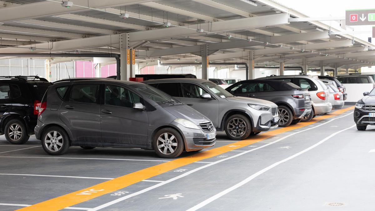 Coches aparcados en el aeropuerto de Ibiza