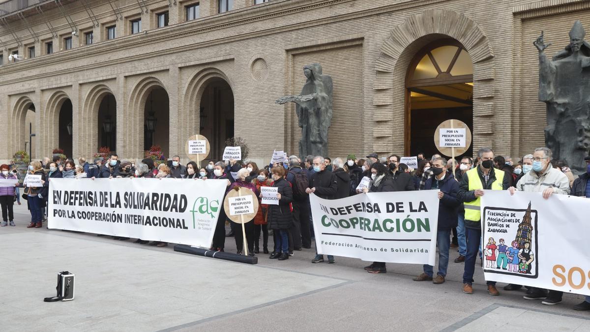 El tercer sector y las entidades vecinales se han manifestado en contra de los &quot;recortes&quot; en Acción Social.