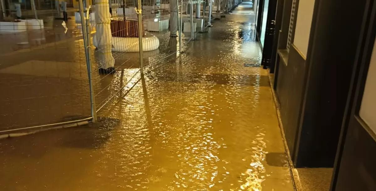 La calle Clara Campoamor, en el centro de Vilagarcía, anoche.