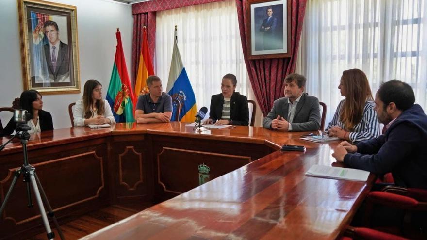 La alcaldesa, Fátima Lemes (c), con concejales y miembros del equipo redactor del PMUS. | EL DÍA