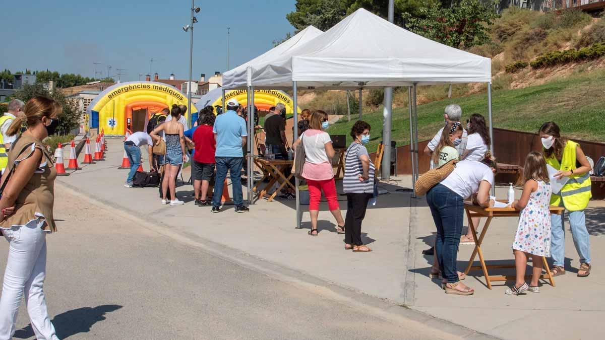 Vecinos de Alcarràs (Lleida) hacen cola para someterse a cribados masivos de PCR