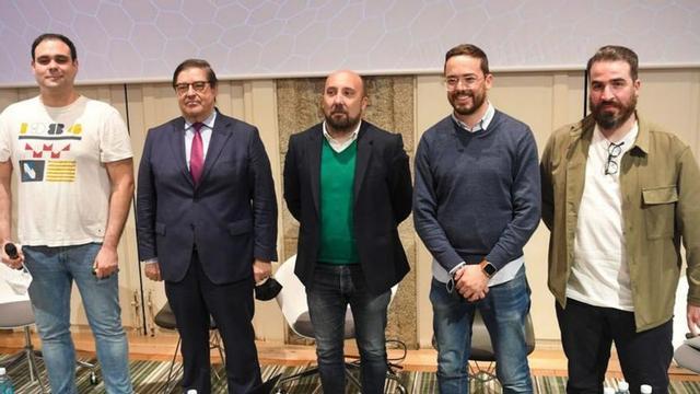Ponentes del acto junto a Julio Abalde y José Manuel Lage.  | // L. O.