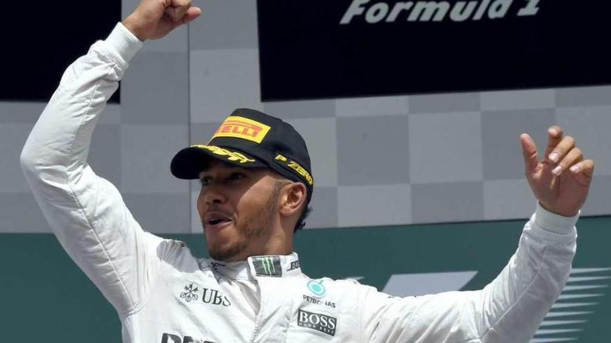 Hamilton celebra en el podio su victoria en el GP de Alemania. // Ronald Wittek