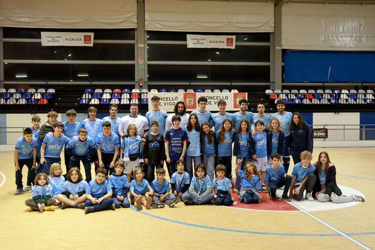 Primer equipo y canteranos del Traviesas.