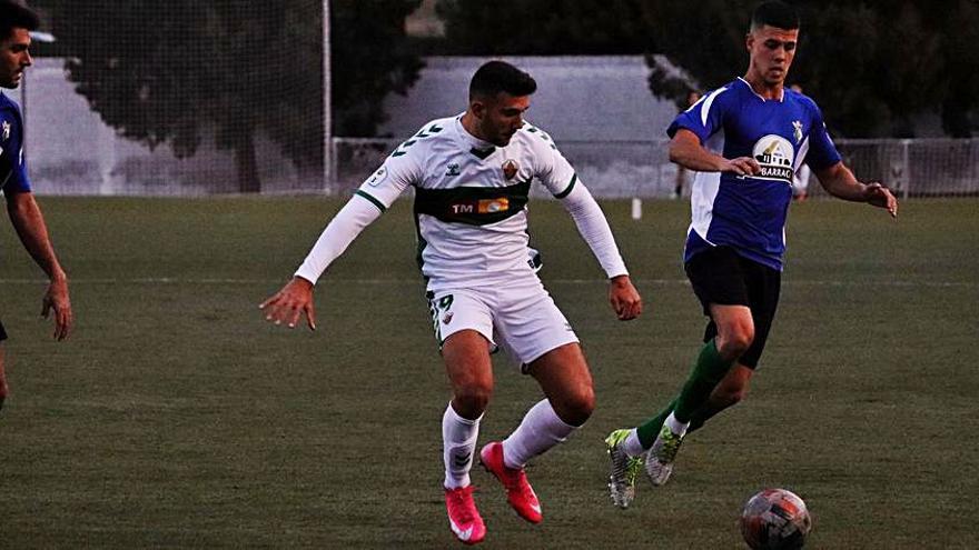 Nacho, autor del gol, maniobra para controlar la pelota, ayer.