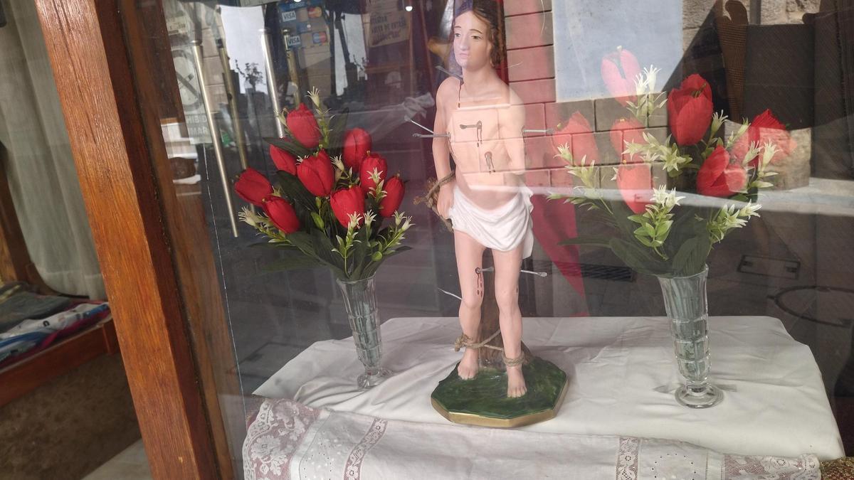 El Sant Sebastià, en el escaparate de una tienda que funciona al menos desde 1890