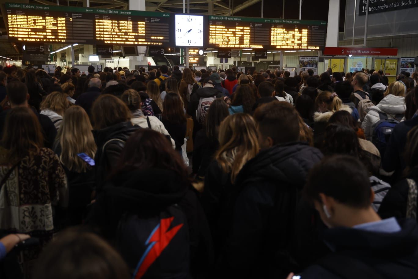 La estación Joaquín Sorolla de València completamente abarrotada