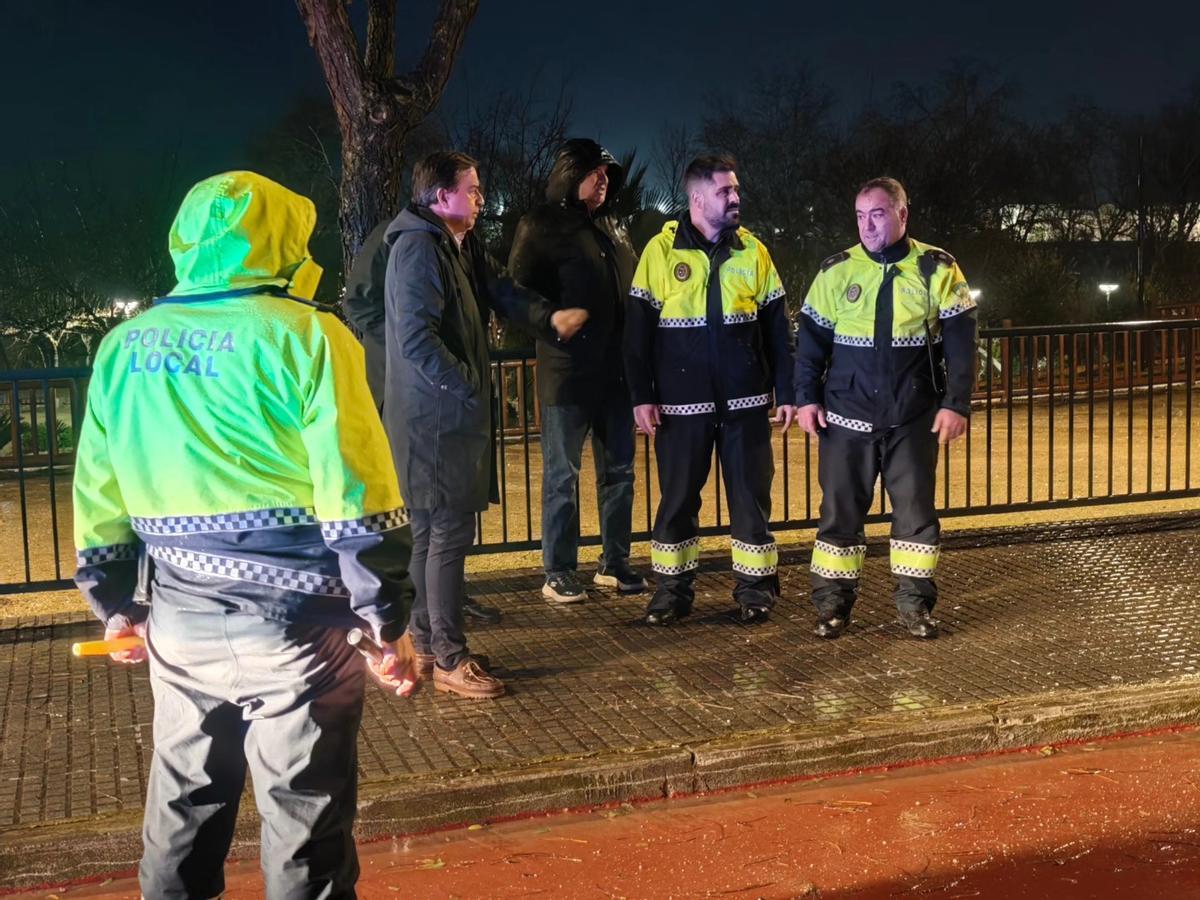 El alcalde, con efectivos de la Policía Local, vigila en cauce del río durante lo peor del temporal.