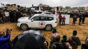 Miembros del Comité Internacional de la Cruz Roja (CICR) durante la entrega por parte del Movimiento de Resistencia Islámica (Hamás) de los restos de cuatro rehenes israelíes muertos en la Franja de Gaza (archivo)