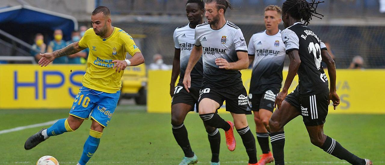 Jesé Rodríguez controla el balón ante la presencia de cuatro jugadores del FC Cartagena, en la segunda parte del choque de ayer.