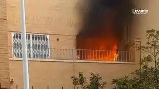 Salvan a un mayor tetrapléjico de las llamas en un adosado de Alboraia