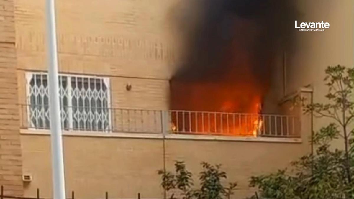 Un incendio en Alboraia obliga a desalojar una vivienda
