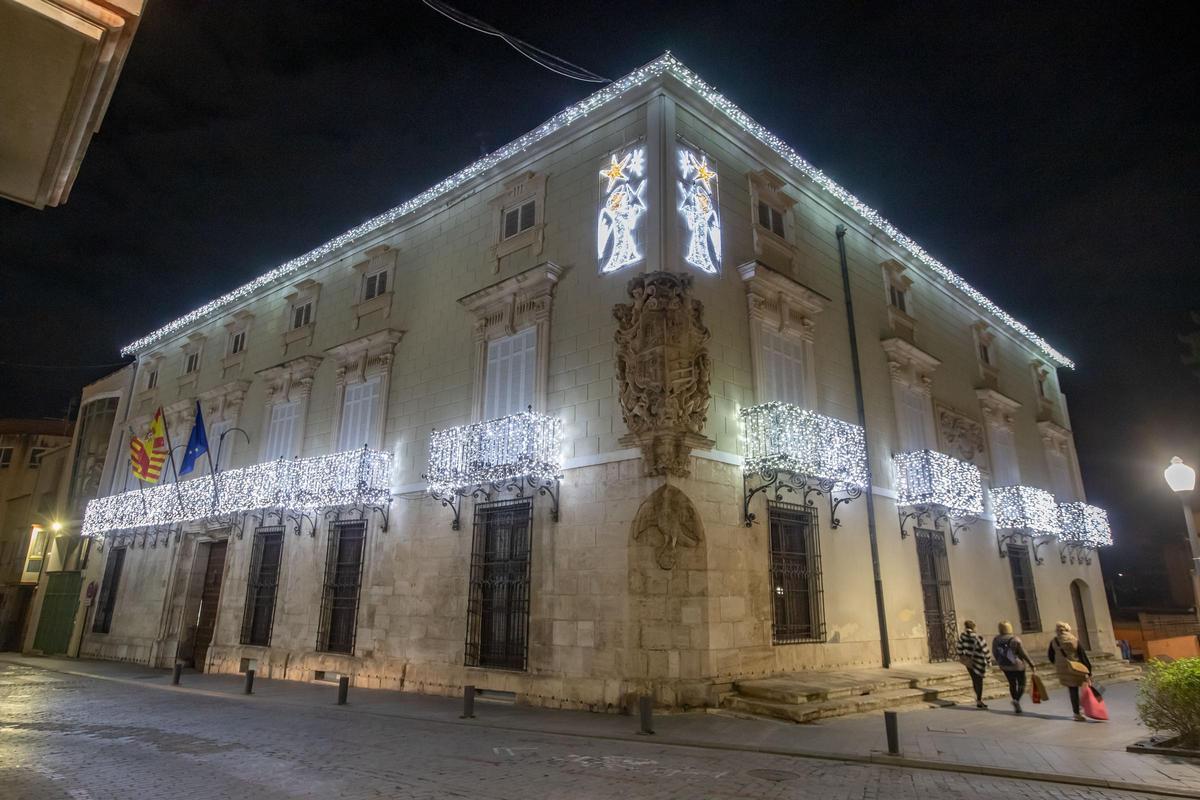 El Palacio del Marqués de Arneva, sede del Ayuntamiento de Orihuela, en una imagen de archivo, con iluminación navideña