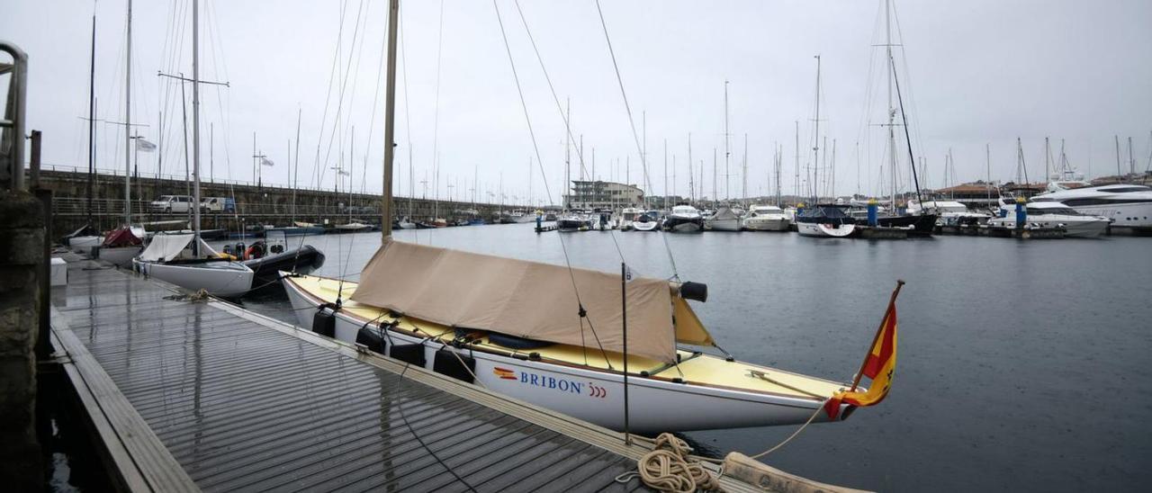 El “Bribon 500”, atracado ayer en el puerto deportivo de Sanxenxo.