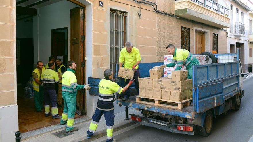 Paiporta colabora en la  entrega de alimentos a Caritas