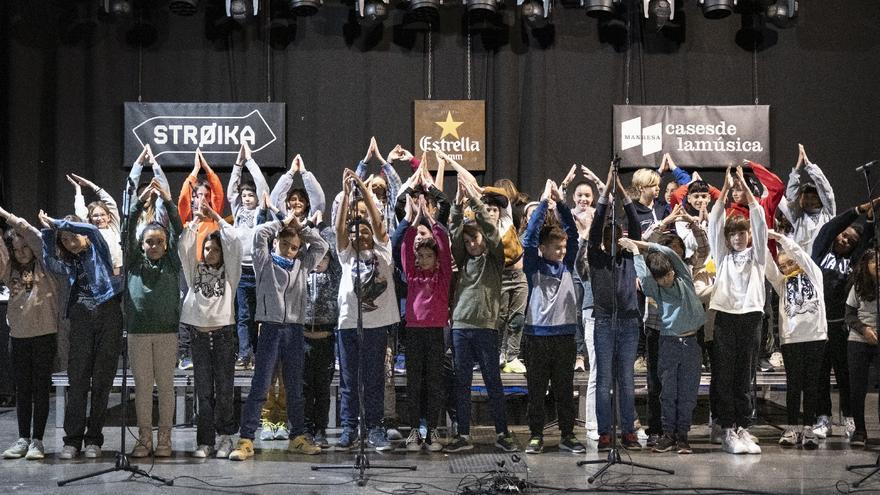 Alumnes de cinquè de primària de l&#039;escola La Séquia de Manresa dediquen una cançó a les dones