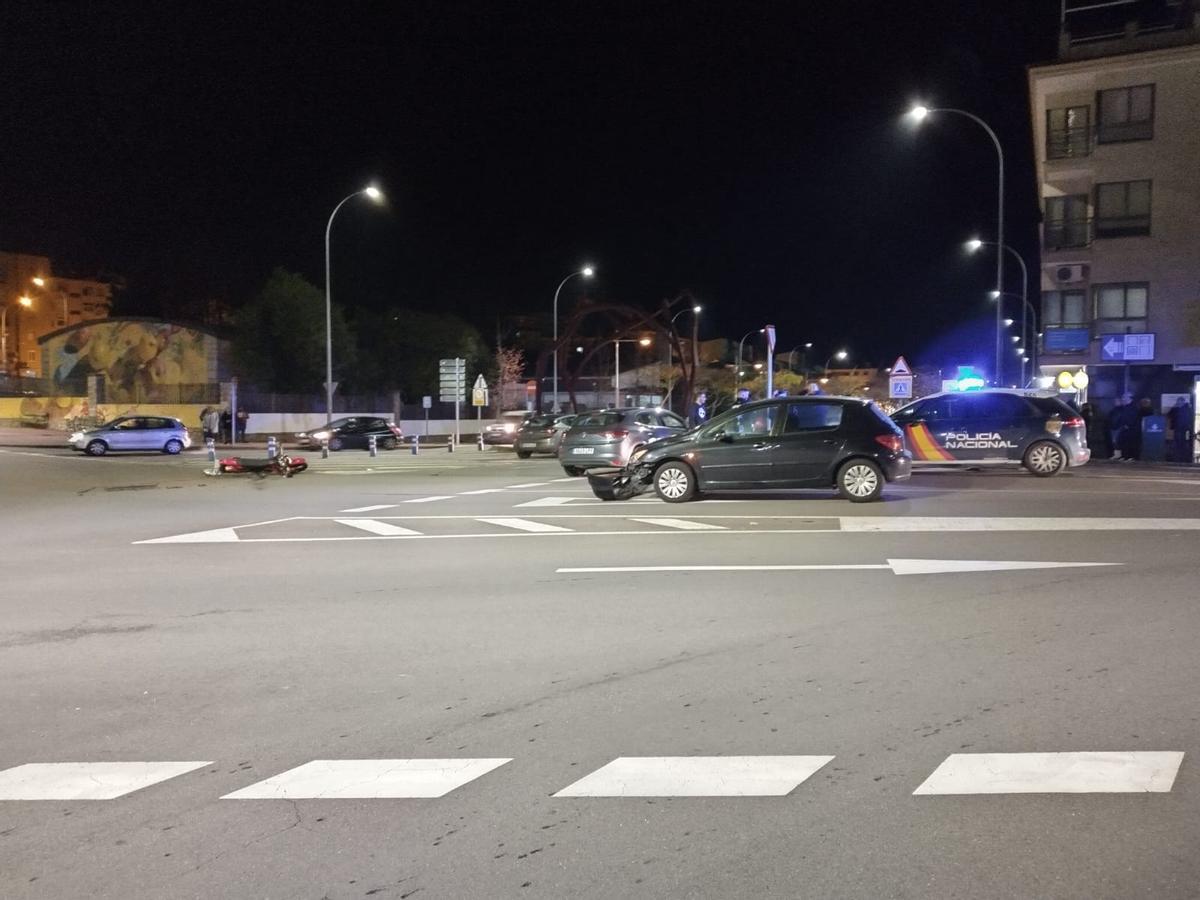Accidente de tráfico en la rotonda de los Alamitos de Plasencia.
