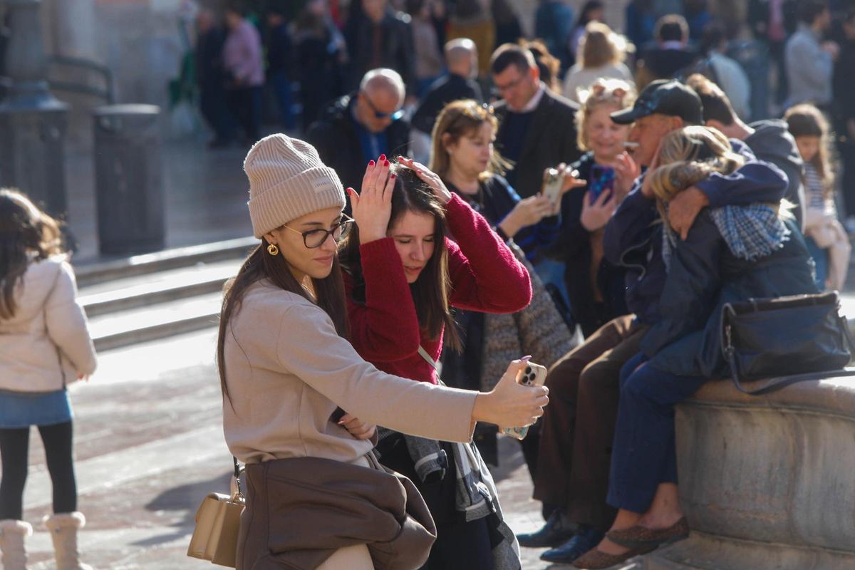 Dos turistas se hacen una foto en el centro de València antes de Navidad.