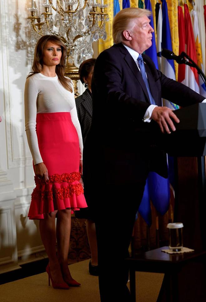 El look de Melania Trump con falda rosa y camiseta beige
