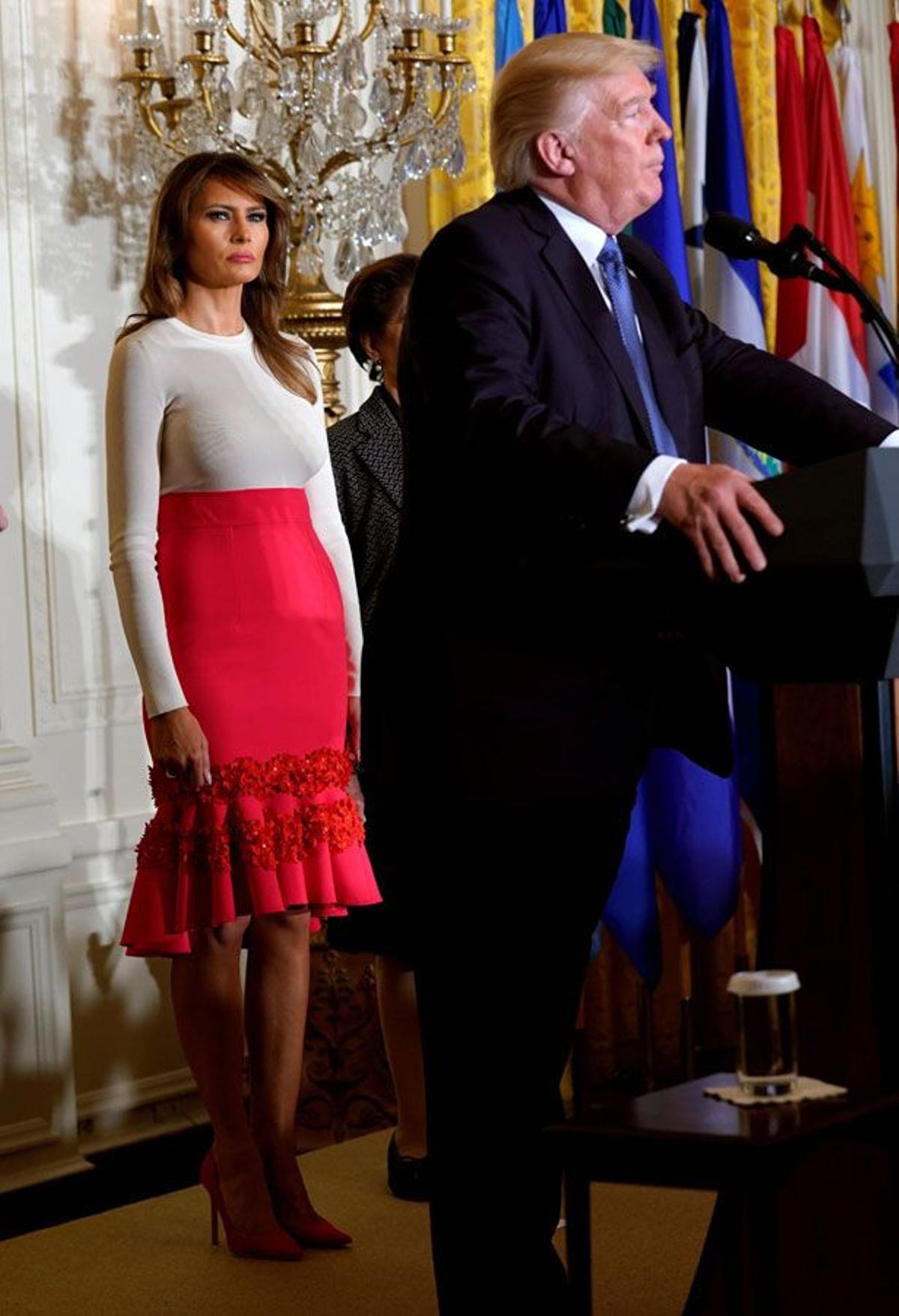 El look de Melania Trump con falda rosa y camiseta beige