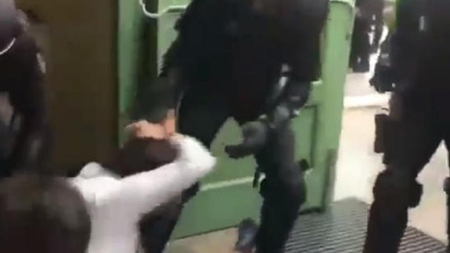 Actuació dels agents de policia a l&#039;IES Pau Claris de Barcelona.