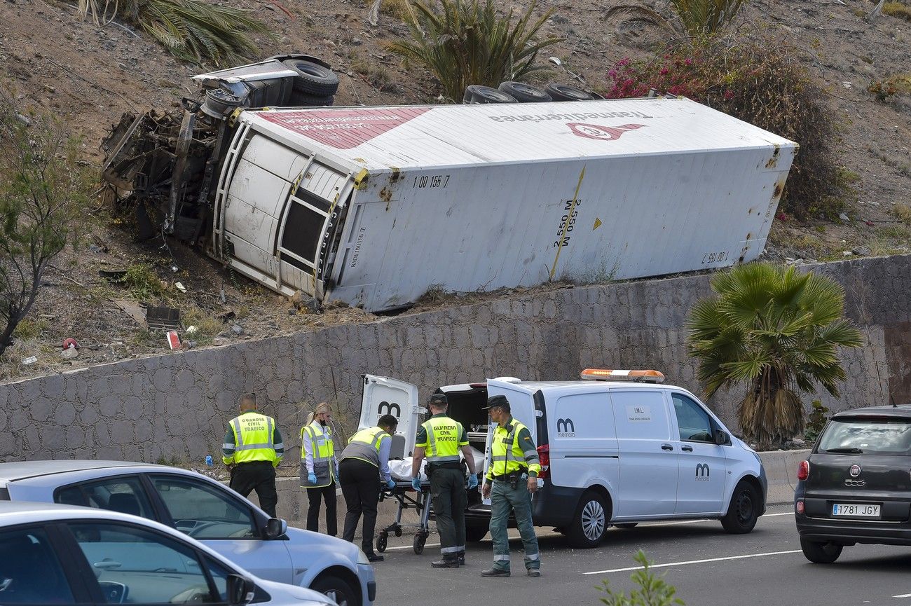 Accidente de un camión en una ladera cerca de La Laja