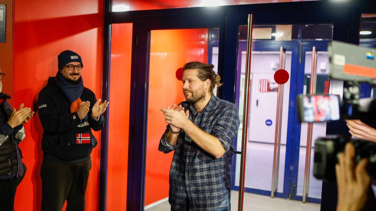 Aniol Vila sortint de la comissaria dels Mossos de Manresa