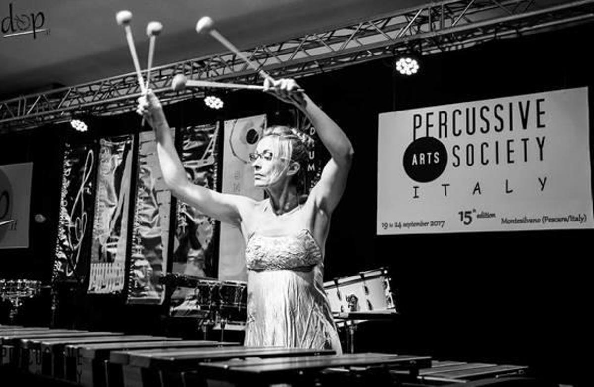 La percusionista Carolina Alcaraz, durante un concierto.