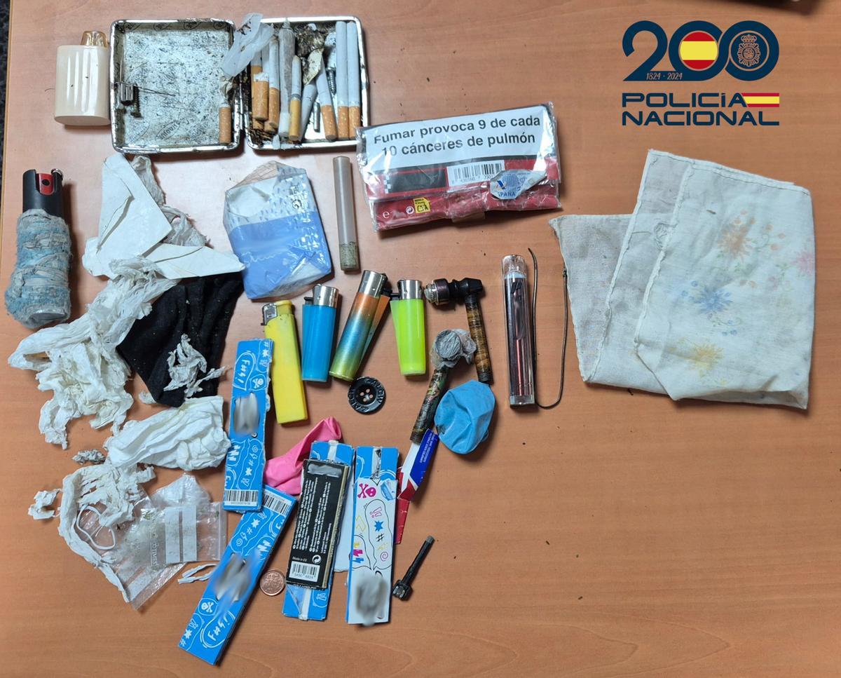 Mecheros y otros efectos con los que el incendiario prendía fuego a los contenedores.