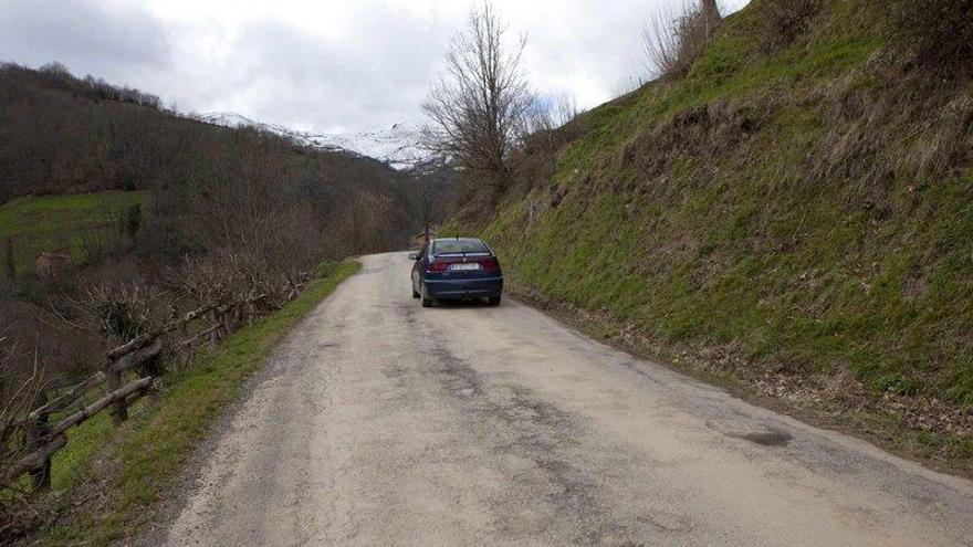 Un vehículo circula por la carretera entre San Pedro de Villoria y Les Quintanes.