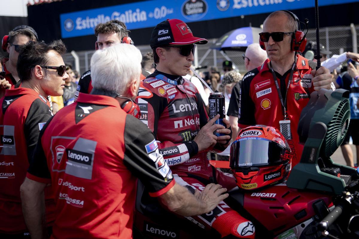 David Tardozzi, de espaldas, junto a Marc Márquez, ayer, en la parrilla de Goiania.