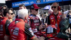 David Tardozzi, de espaldas, junto a Marc Márquez, ayer, en la parrilla de Goiania.