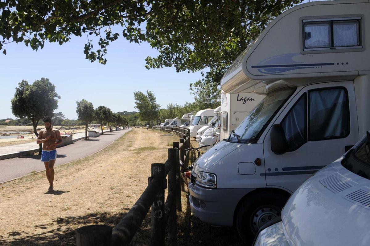 FAMILIAS PASAN SU VACACIONES EN AUTOCARAVANA. ESTACIONAMIENTO DE LA PLAYA DE O BAO EN A ILLA DE AROUSA. TURISMO. CARAVANAS. AREA DE SERVICIO