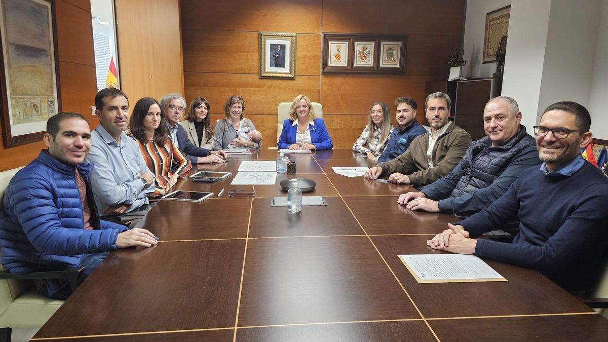 La reunión en el Ayuntamiento para la firma del acta del inicio de las obras del colegio Gargadindi de Calp.