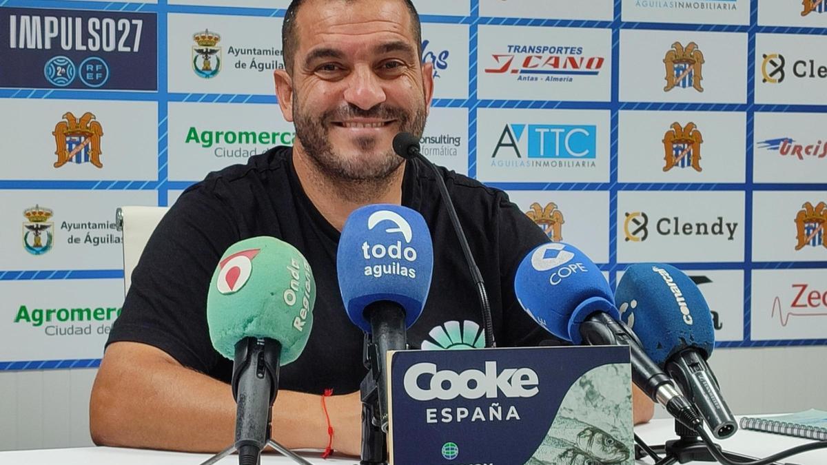 Adrián Hernández, entrenador del Águilas, en rueda de prensa