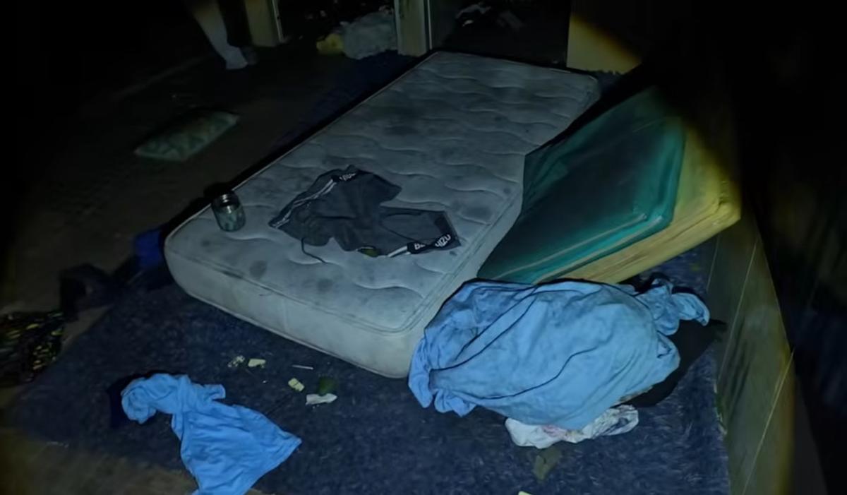 Uno de los baños del complejo hotelero con colchones