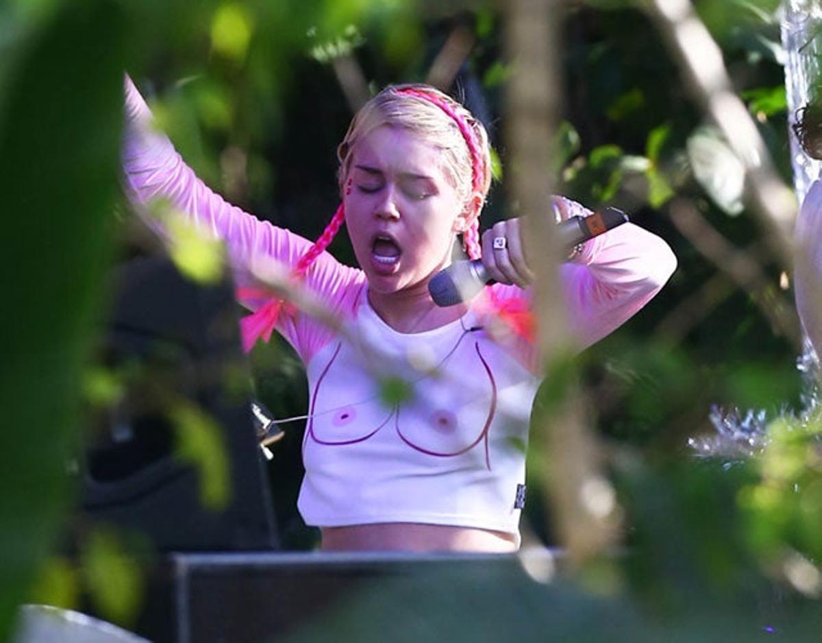 Miley Cyrus y sus peculiares "pechos"