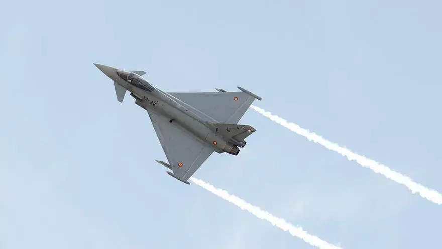 Un caza Eurofighter prueba en Albacete unas toberas de expulsión de humo para demostraciones acrobáticas del Ejército del Aire.mp4