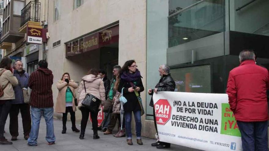 Una concentración contra los desahucios en Zamora. Foto L.O.Z.