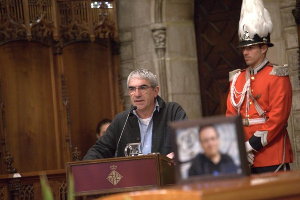El director teatral Joan Ollé, durant la cerimònia de comiat del seu amic Joan Barril.