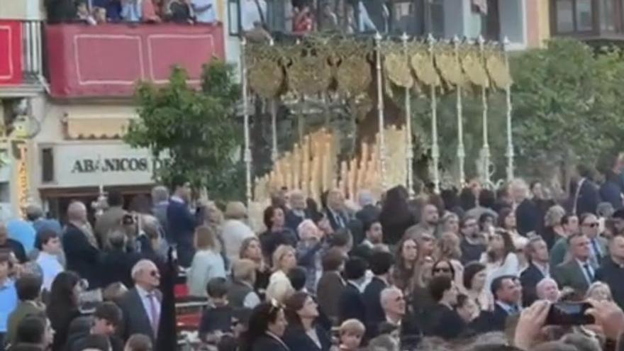 Vídeo | El misterio de Santa Marta pasa junto al palio de la Virgen del Rocío de la Redención